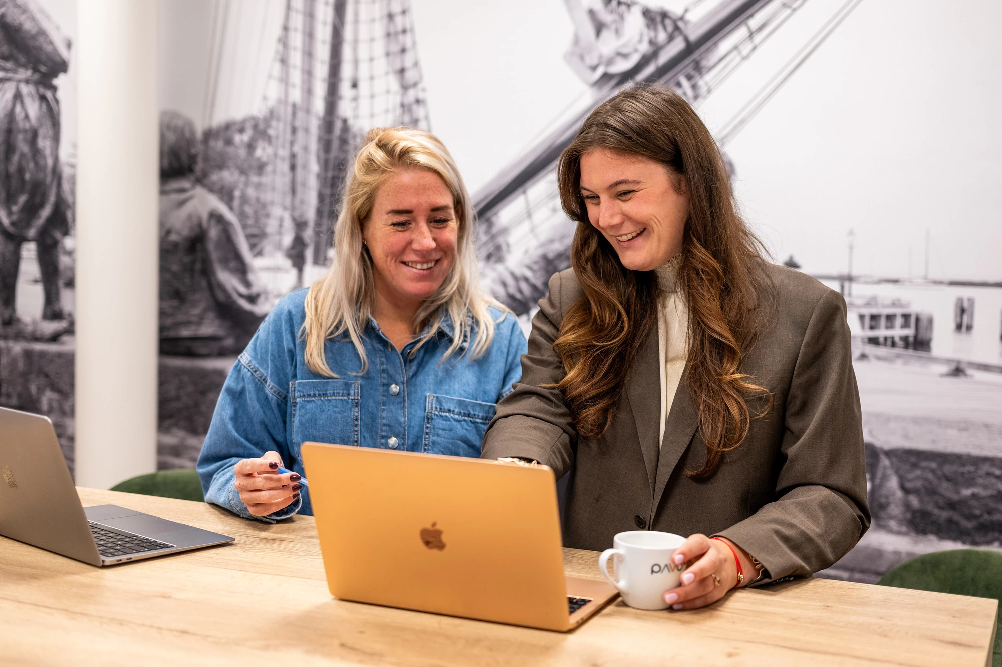 Twee collega's bespreken het salarishuis van hun organisatie
