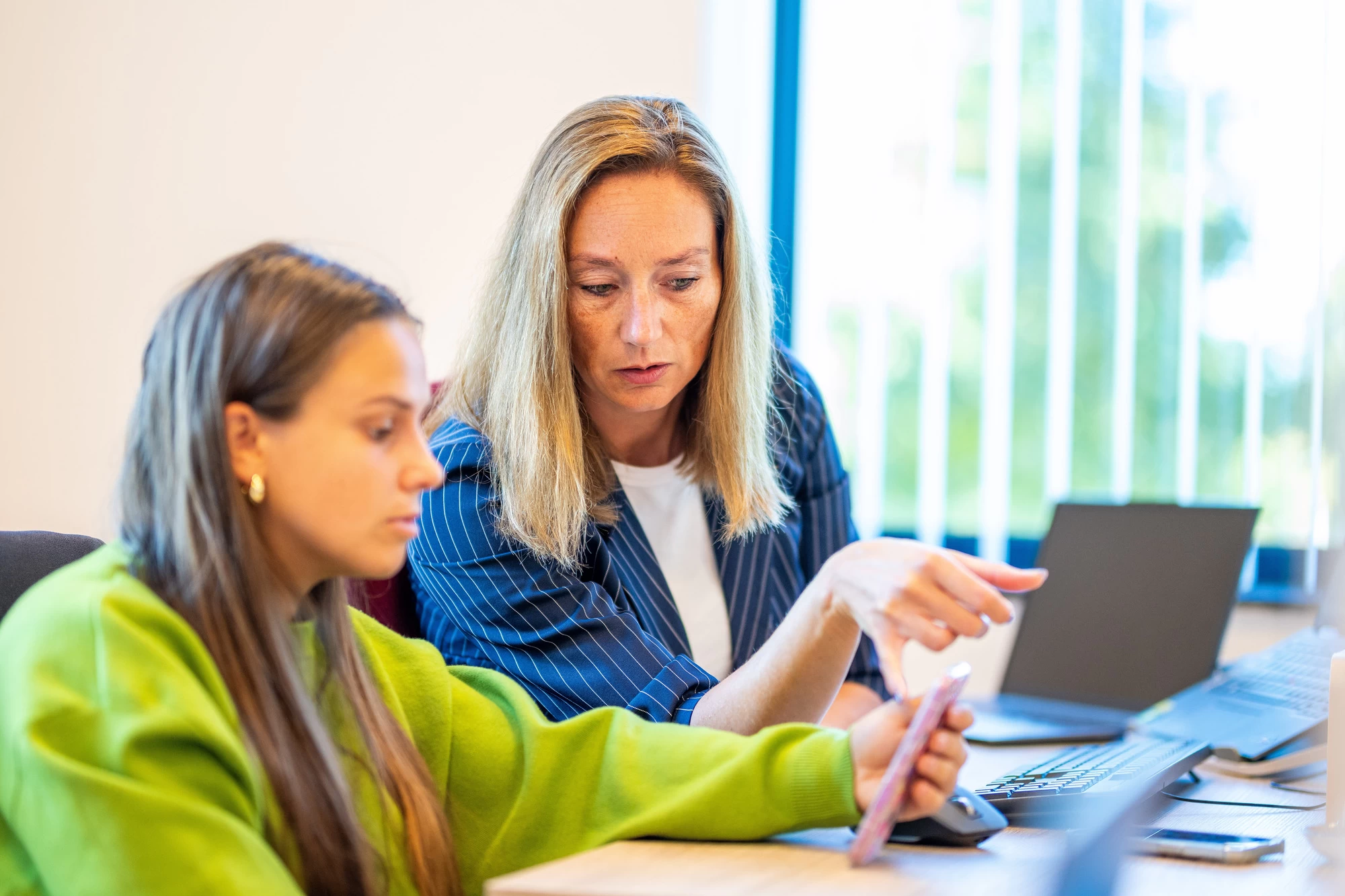 Twee HR-collega's werken samen aan een strategisch personeelsplan