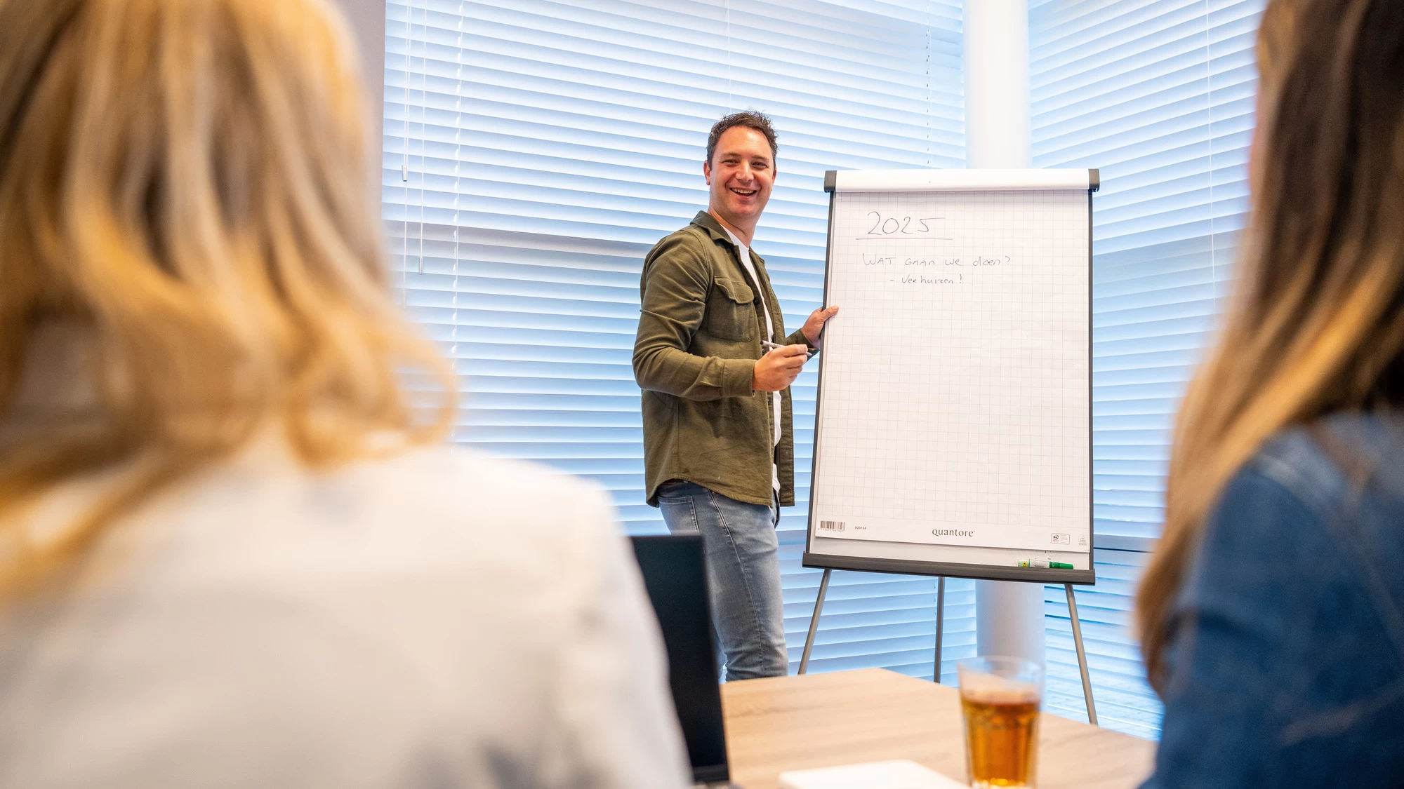 HR-adviseur presenteert HR-dienstverlening aan een ondernemer