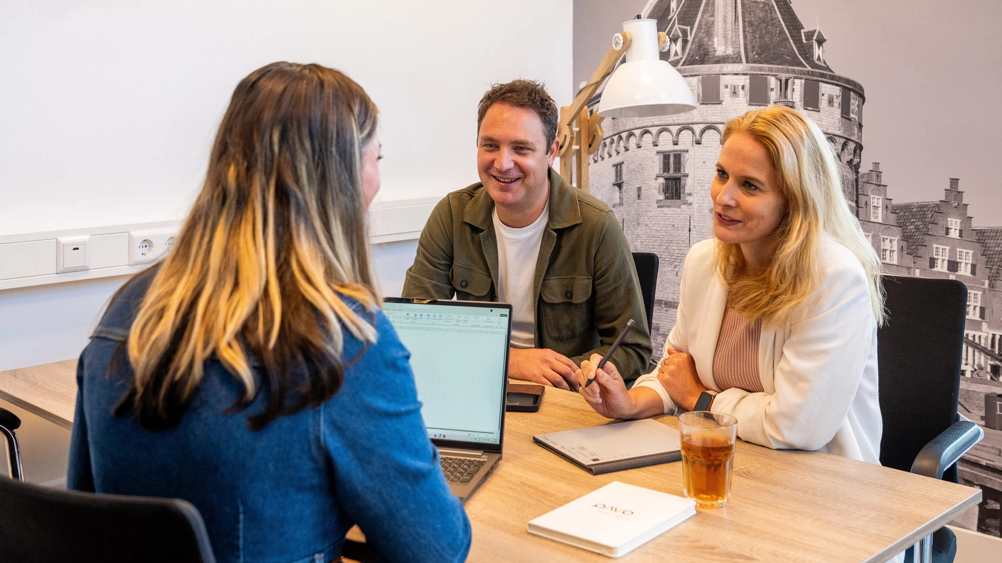 Werkgever en werknemer bespreken salaris en beloningsbeleid